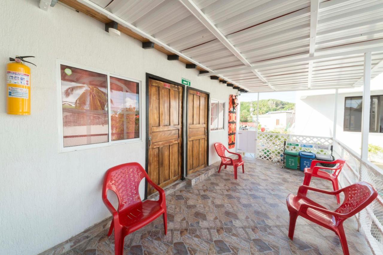 Guest house Alojamiento Frente Al Aeropuerto