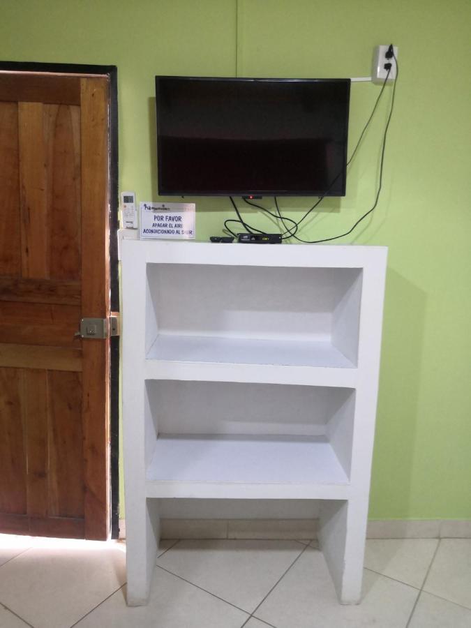 Guest house Alojamiento Frente Al Aeropuerto