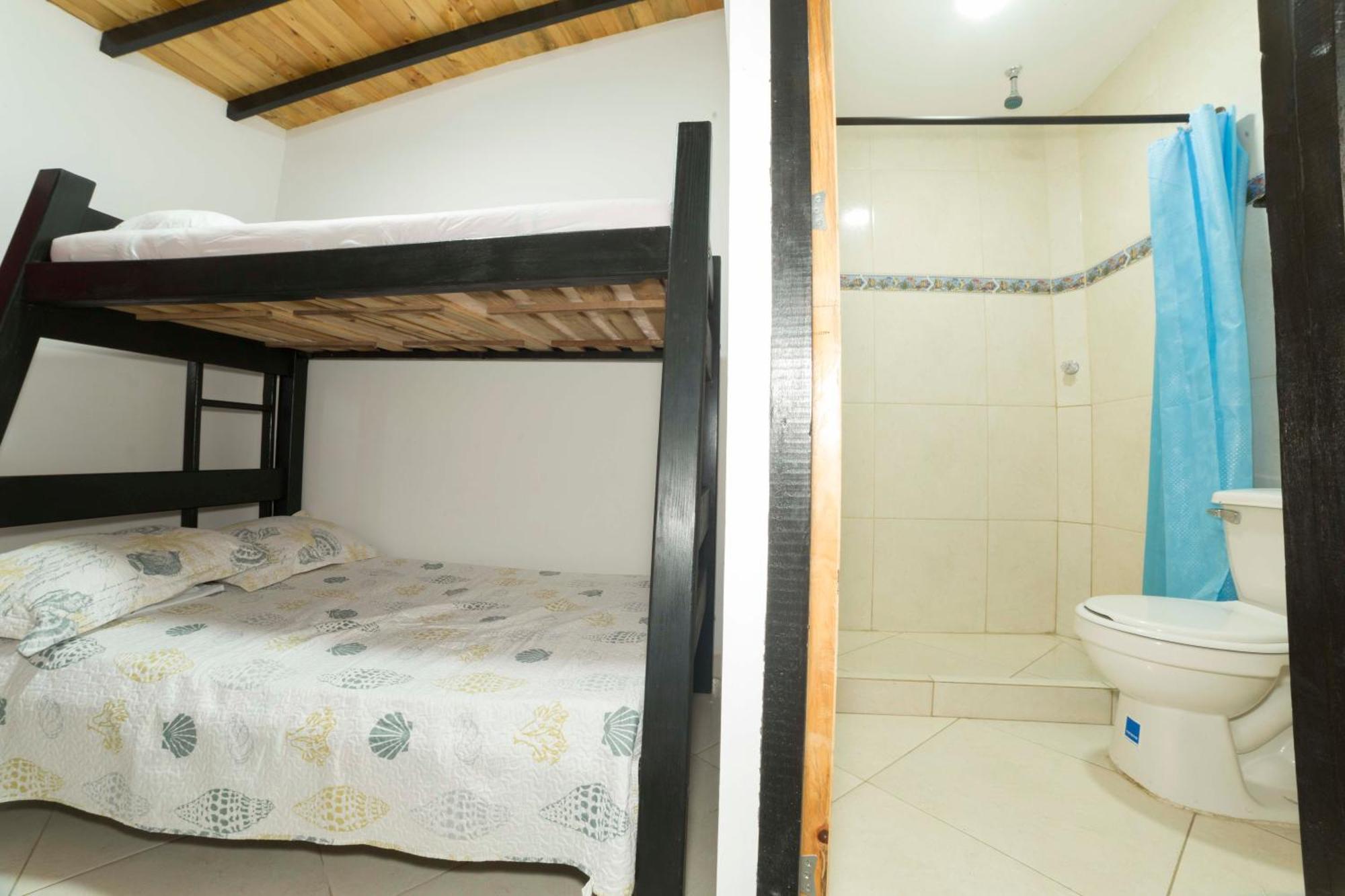 Alojamiento Frente Al Aeropuerto Guest house *