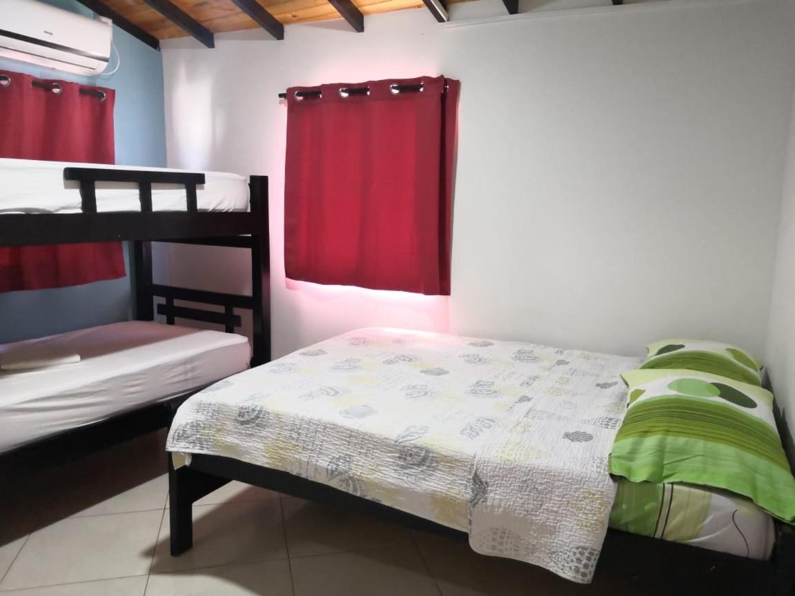 Alojamiento Frente Al Aeropuerto Guest house *